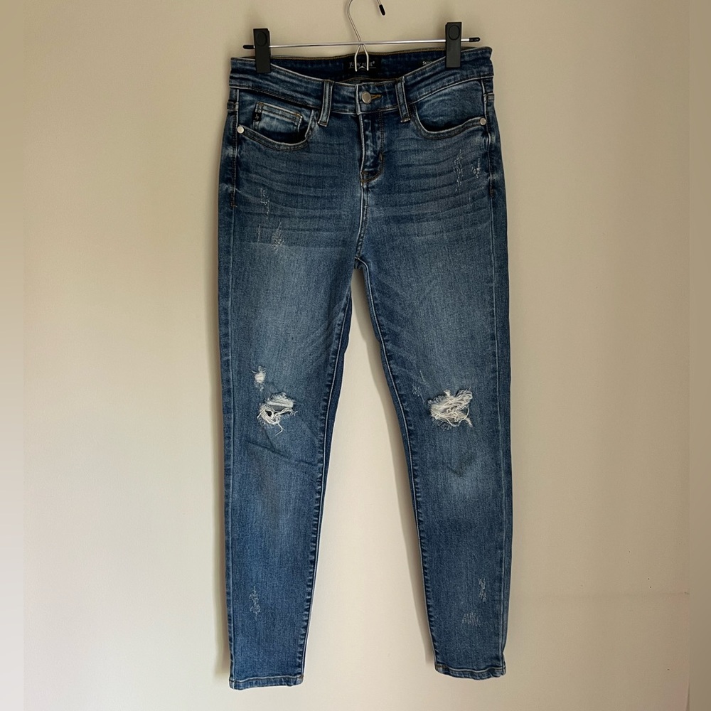 Women’s Mid Rise Distressed Skinny Jeans